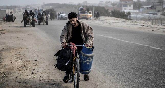 فلسطينيون يواصلون نزوحهم من مدينة خان يونس إلى مدينة رفح أقصى جنوب قطاع غزة للنجاة بأرواحهم من بطش الهجمات الإسرائيلية المكثفة والقصف العنيف صورة: الأناضول