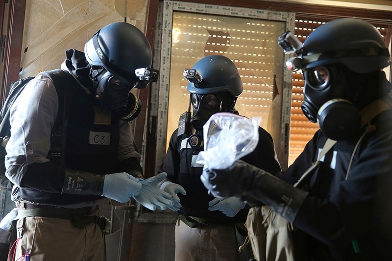  U.N. chemical weapons expert holds samples from one of the sites of a chemical weapons attack in the Ain Tarma neighbourhood of Damascus in August, 2013. (Reuters Photo)