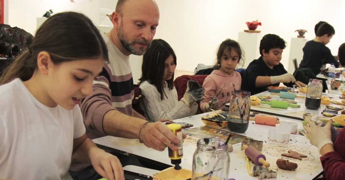 Alfonso Ruiz Felipe at a workshop with kids.