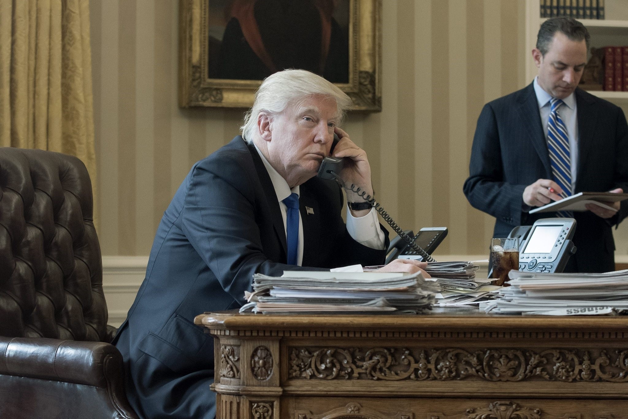 US President Donald J. Trump (L) speaks on the phone with President of Russia Vladimir Putin in the Oval Office of the White House in Washington, DC, USA, 28 January 2017. (EPA Photo)