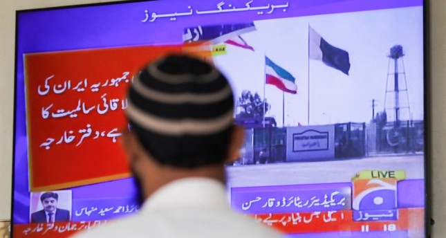 رجل يشاهد الأخبار بعد أن قالت باكستان إنها شنت ضربات داخل إيران استهدفت كراتشي، باكستان، 18-1-2024. صورة: رويترز