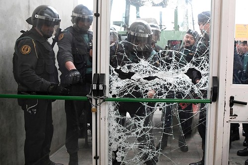 Spanish Guardia Civil brake the door of a polling station in Sarria de Ter, where Catalan president is supposed to vote, on October 1, 2017 (AFP Photo)