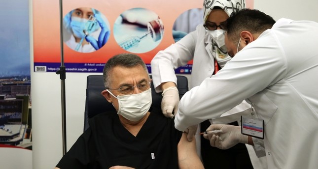 نائب الرئيس التركي أثناء تلقيه اللقاح المضاد لكورونا İHA