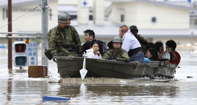 عمليات إنقاذ العالقين جراء الأمطار الغزيرة رويترز