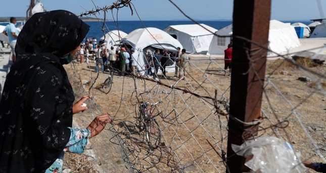 لاجئون في جزيرة ليسبوس اليونانية رويترز