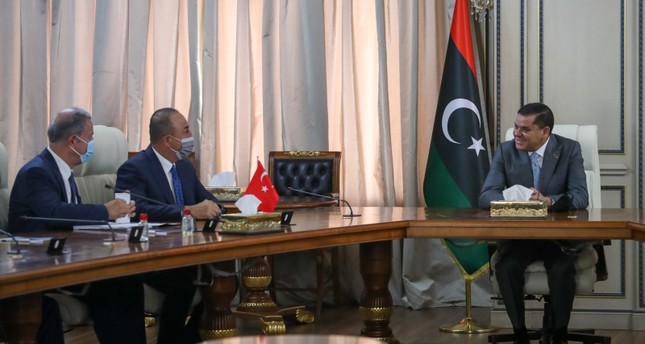 رئيس الحكومة الليبية مستقبلا وزير الخارجية والدفاع التركيين يوم 4 مايس 2021 الأناضول