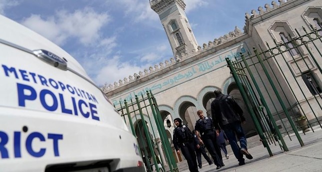 A man heads into daily prayers past Washington metropolitan police officers guarding the mosque, following the mosque attacks in New Zealand, at the Islamic Center of Washington in Washington, U.S., March 15, 2019 (Reuters Photo)