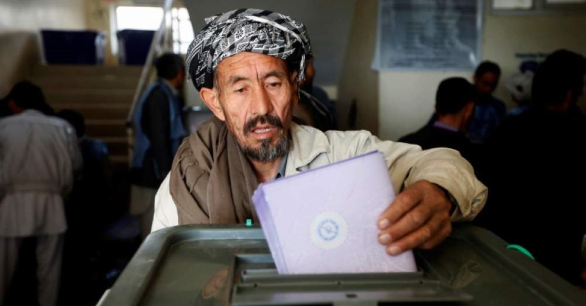 An Afghan man casts his vote during the parliamentary election at a polling station in Kabul, Afghanistan October 21, 2018. (Reuters Photo)