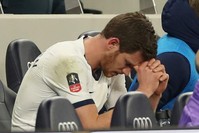   Tottenham Hotspur's Jan Vertonghen on the bench after being substituted (Reuters Photo)