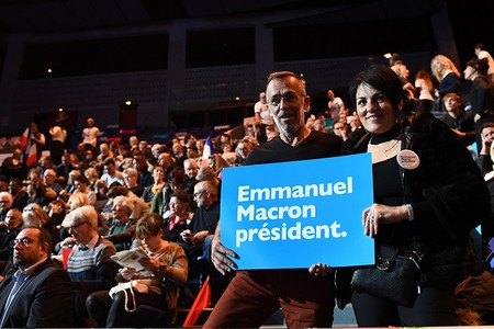 Supporters hold a sign before a campaign rally of Emmanuel Macron. (AFP Photo)