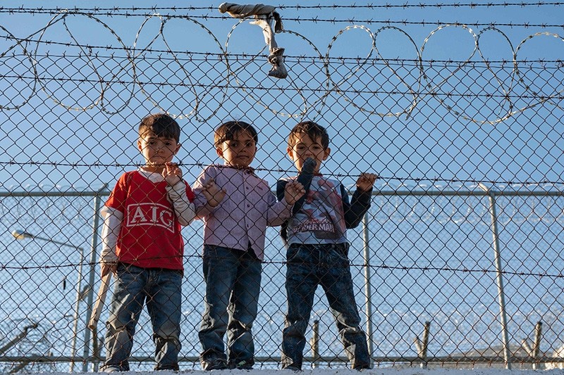 Children stand behind a fence inside the Moria refugee camp on Lesbos Island on Nov. 8, 2018. (AFP Photo)