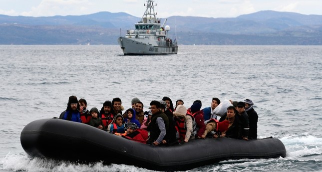 وصول أول زورق للمهاجرين إلى جزيرة ميديلي اليونانية عقب قرار تركيا فتح الحدود أمامهم