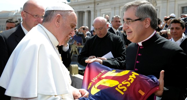 البابا يتلقى قميص ميسي لاعب برشلونة من الأرشيف