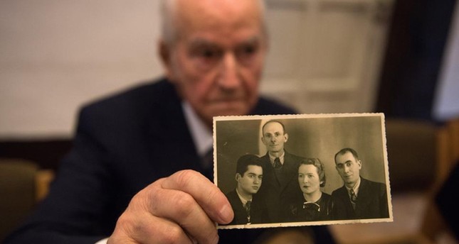 Auschwitz-Überlebender Leon Schwarzbaum zeigt altes Foto von ihm und seiner Familie Foto: DPA