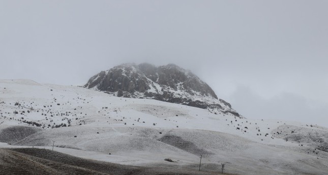 الثلوج تغطي قمم الجبال شرقي تركيا الأناضول