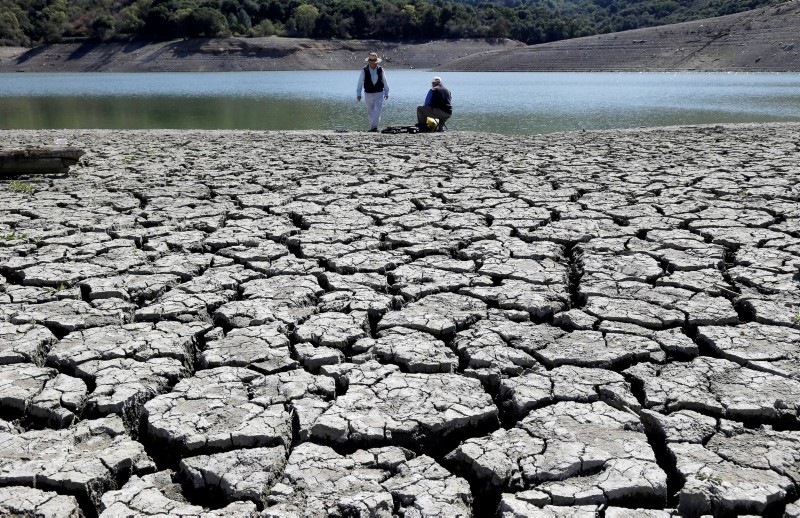 This March 13, 2014 file photo shows cracks in the dry bed of the Stevens Creek Reservoir in Cupertino, Calif. (AP Photo)