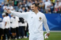 Ibrahimovic waves to fans before a game against Sporting Kansas City, Carson, California, April 8, 2018. (AFP Photo)
