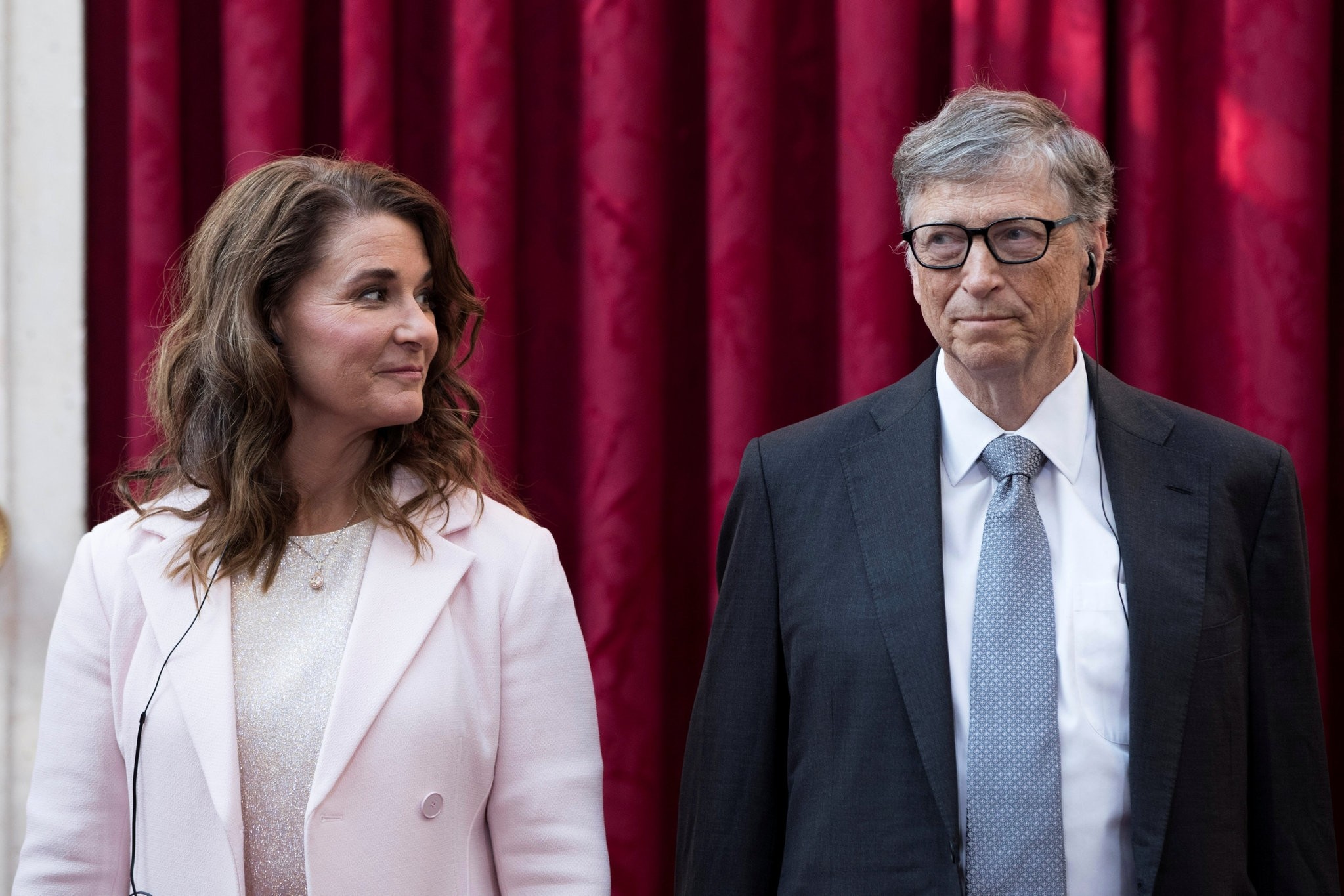 Bill Gates (R) and his wife Melinda listen to the speech by French President Francois Hollande at the Elysee Palace in Paris, France, April 21, 2017. (REUTERS Photo) 