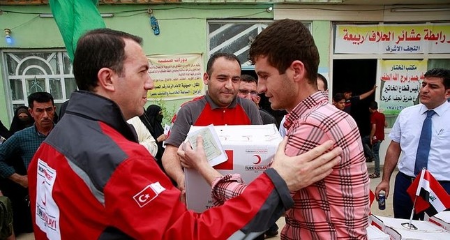 الهلال الأحمر التركي يقدم مساعدات للنازحين في النجف العراقية