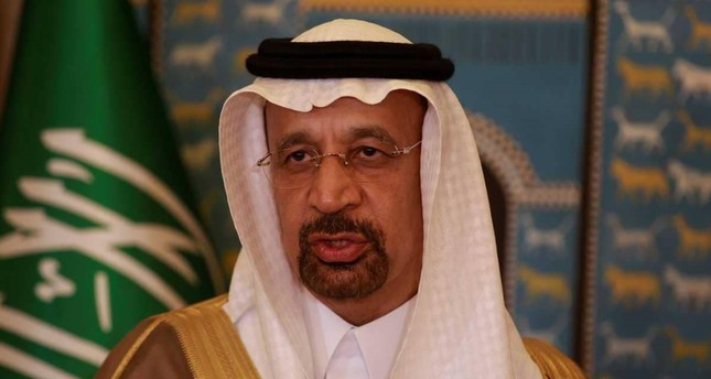 السعودية ستخفض صادرتها من النفط 500 ألف برميل يومياً الشهر المقبل