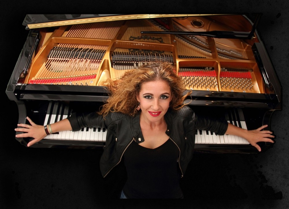 Enriching her vocal performance with piano and dance, Laura de Los Angeles will offer an unforgettable musical performance at Antalya Piano Festival.
