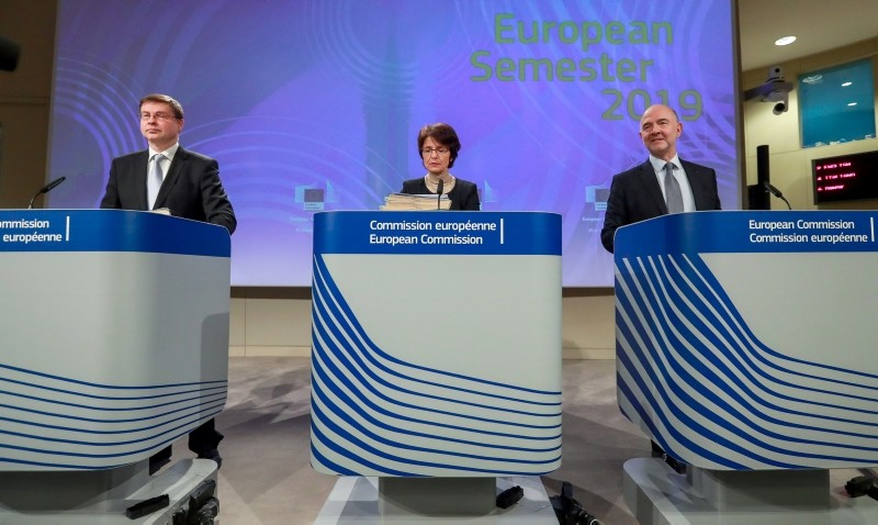 (L-R) EC VP Valdis Dombrovskis, Economic, Financial Affairs & Taxation Commissioner Pierre Moscovici, and Employment, Social Affairs, Skills & Labour Mobility Commissioner Marianne Thyssen hold a press conference in Brussels, Nov. 21, 2018. (EPA)