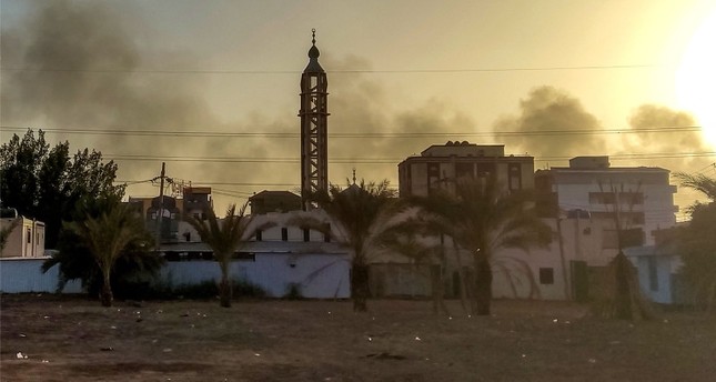 الدخان يتصاعد جراء تجدد الاشتباكات جنوبي  العاصمة السودانية الخرطوم، في 17-5-2023 صورة: AFP