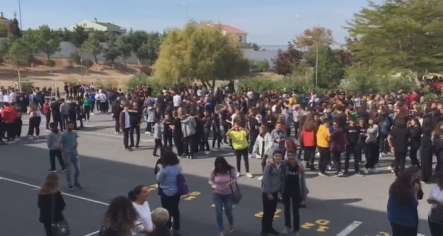طلاب مدارس في سيلفري يقفون في ساحة مفتوحة بعد إحساسهم بالزلزال