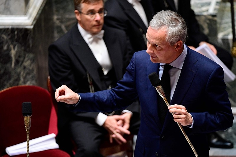 French Economy Minister Bruno Le Maire (L) addresses deputies during a session of questions to the Government at the French National Assembly in Paris, on July 5, 2017 (AFP Photo)