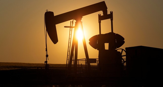 النفط يهبط 5% مع صعود المخزونات الأمريكية لتاسع أسبوع على التوالي
