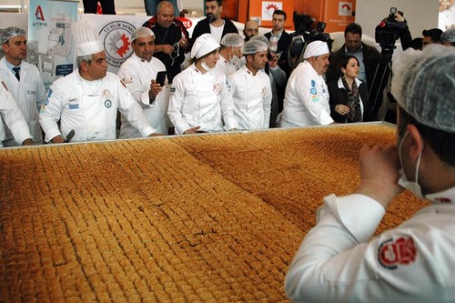 Turkish chefs prepare world's largest baklava in Ankara