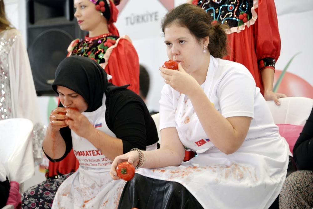 Turkish and Russian women compete to eat the most tomatoes in three minutes.