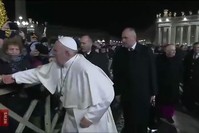 A lady (L) grabs at Pope Francis' hands as he arrives to celebrate New Year's Eve mass, Vatican City, Dec. 31, 2019. (AFP Photo/Vatican Media)