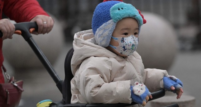 طفل صغير في أحد شوارع بكين. 17 يناير 2024 الفرنسية