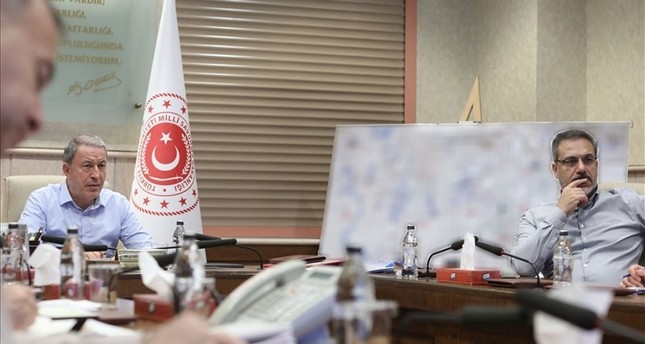 وزير الدفاع التركي خلوصي أقار مجتمعاً مع كبار قادة القوات المسلحة التركية الأناضول
