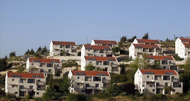 الكنيست الإسرائيلي يصادق على ما يعرف بـقانون الانفصال الذي يسمح للمستوطنين بالعودة إلى 4 مستوطنات في الضفة الغربية أخليت عام 2005 الأناضول