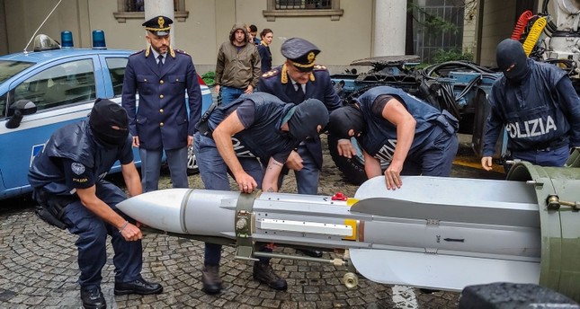 صاروخ جو-جو الذي عثرت عليه الشرطة الإيطالية بحوزة متطرفين نازيين الفرنسية