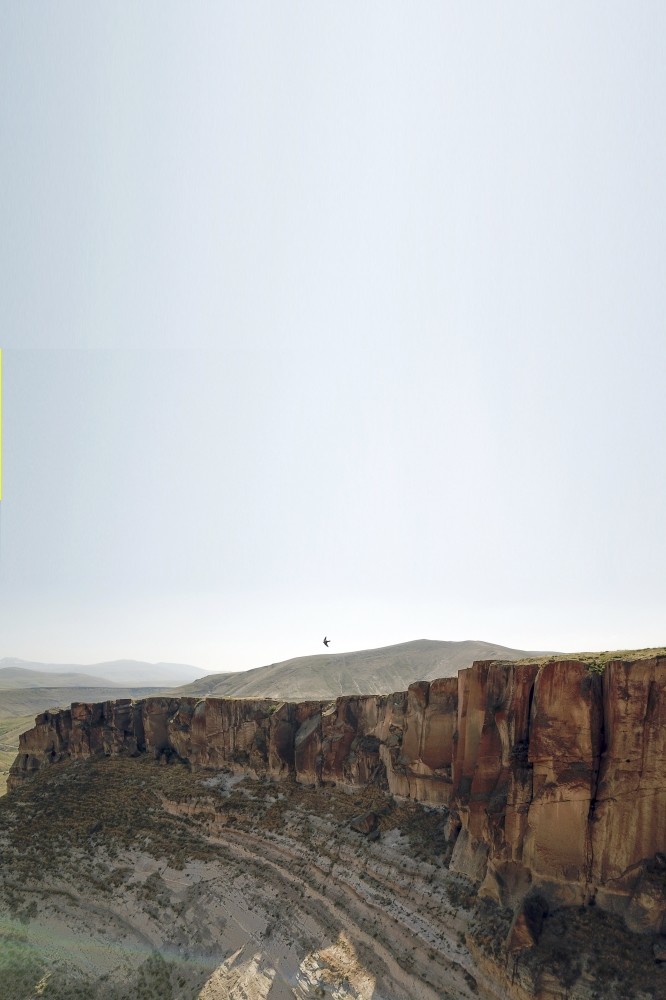 Bearing traces of the civilizations that it hosted in the past, the ancient city was built carved into steep rocks. 