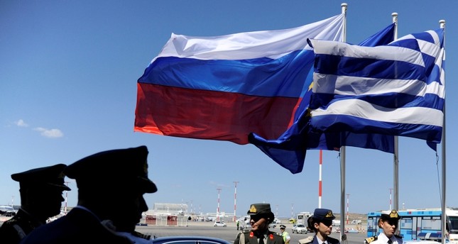 العلمان الروسي واليوناني أثناء زيارة بوتين لليونان عام 2016 من الأرشيف
