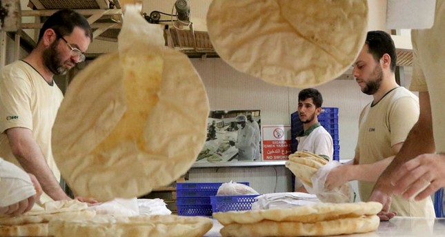 هيئة الإغاثة التركية توزع مليون رغيف خبز يوميا في سوريا