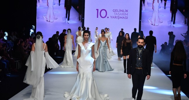 أحدث صيحات فساتين الزفاف بمعرض دولي في إزمير 2 أحدث صيحات فساتين الزفاف بمعرض دولي في إزمير التركية