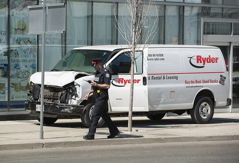 A rented van sits on a sidewalk about a mile from where several pedestrians were injured in northern Toronto, Canada, 23 April 2018. (EPA Photo)