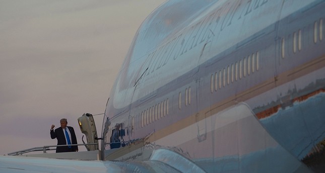 ترامب يستعد للركوب في طائرته الرئاسية رويترز