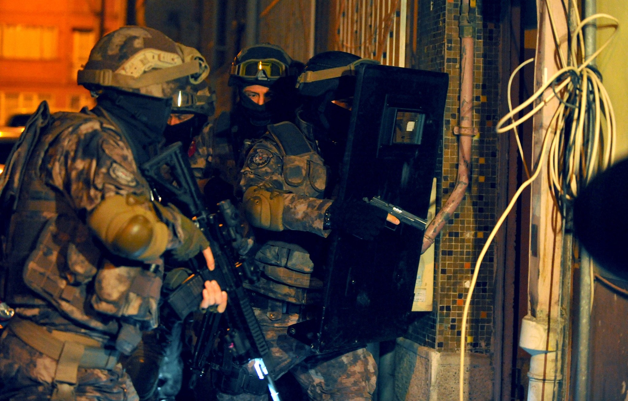 Special Operations police storm a safe house used by Daesh militants in the southern city of Adana in July 2017. The terrorist group faces frequent raids across Turkey as it loses more ground in Syria.