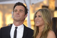 US actors Jennifer Aniston (R) and Justin Theroux (L) arrive for the 21st annual Screen Actors Guild Awards ceremony at the Shrine Auditorium in Los Angeles, California, USA, 25 January 2015. (EPA Photo)