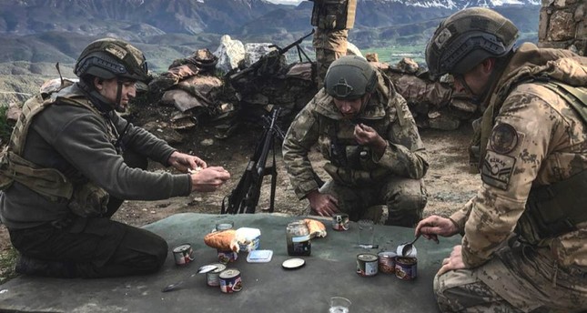 قوات تركية تتناول أول وجبة إفطار برمضان على ارتفاع 1650 مترا