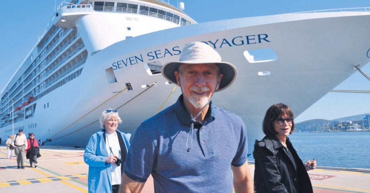 Luxurious cruise ship Seven Seas Voyager drops anchor in Kuu015fadasu0131, Aydu0131n.