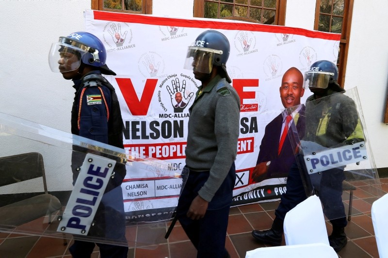 Riot police arrive at a press conference due to be addressed by opposition Movement for Democratic Change (MDC) leader Nelson Chamisa, ordering journalist out of the venue in Harare, Zimbabwe, August 3, 2018. (Reuters Photo)