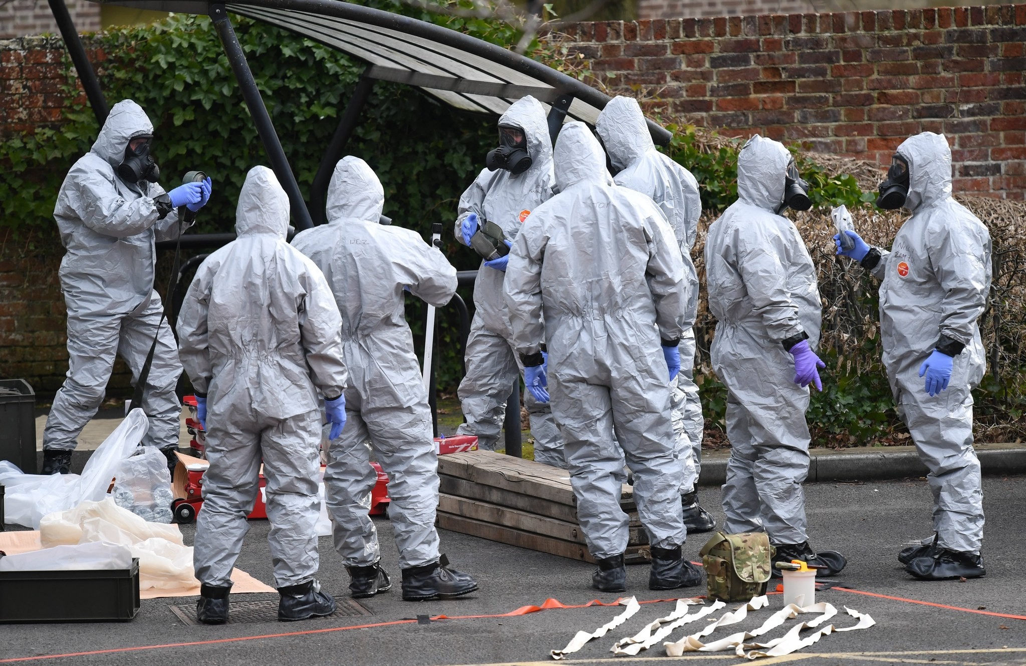 Military in protective clothing prepare to remove vehicles from a car park in Salisbury, Britain, 11 March 2017. (EPA Photo)