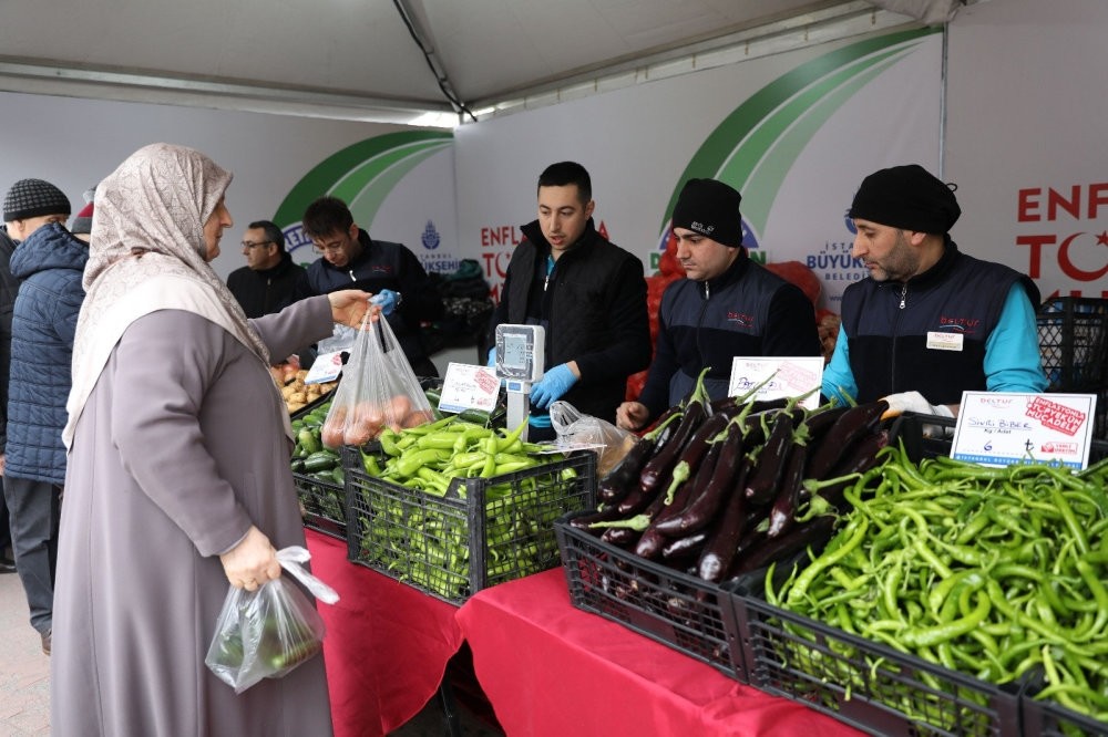 People purchasing vegetables at affordable prices at a direct sale point in Istanbul, Feb. 13, 2019.
